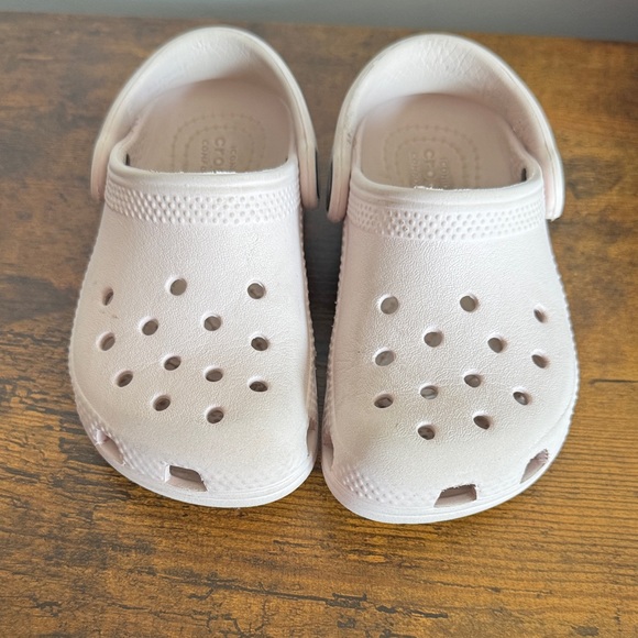 Girls light pink crocs - Picture 1 of 6